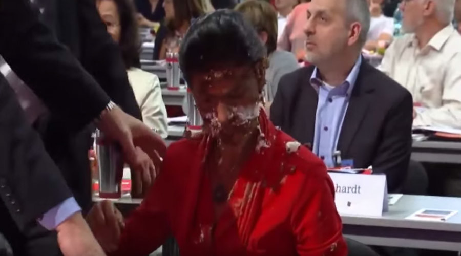 Activist throws chocolate cake in German Left Party leader’s face at congress (VIDEO)