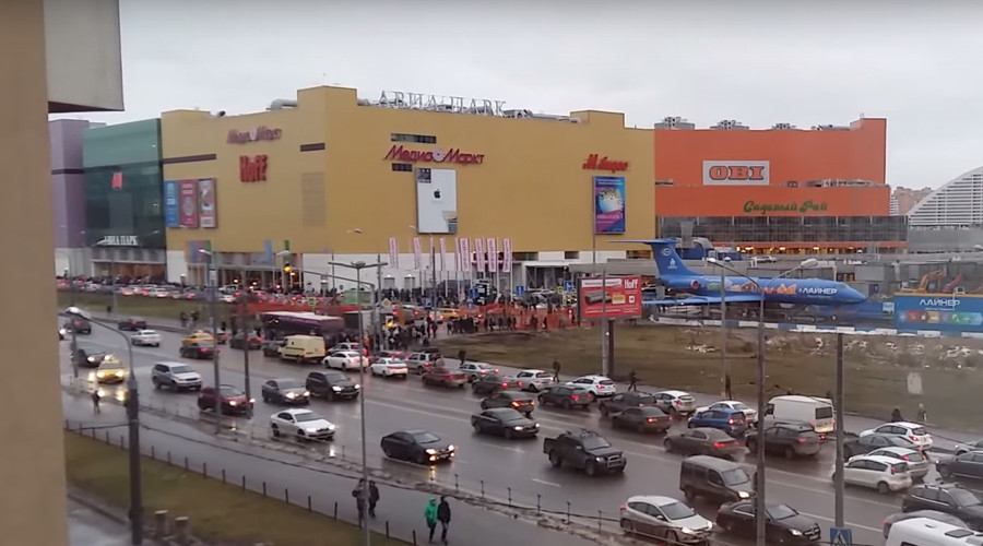 Hundreds evacuated from major shopping mall in Moscow ‘over bomb threat’ – sources