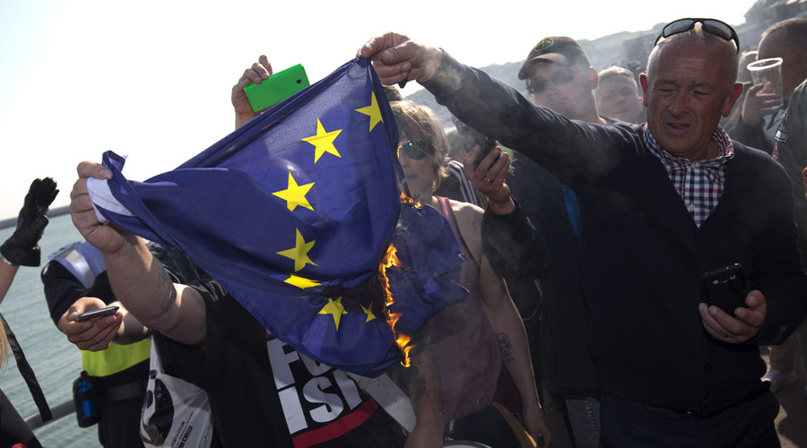 Protesters chant ‘no more refugees’ & burn EU flag at pro-Brexit demo