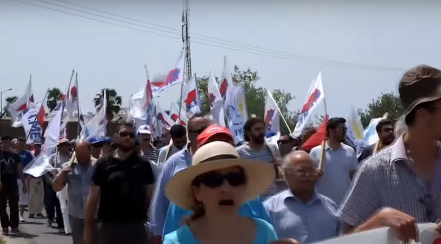 Greek protesters burn NATO & EU flags at Crete military base (VIDEO)