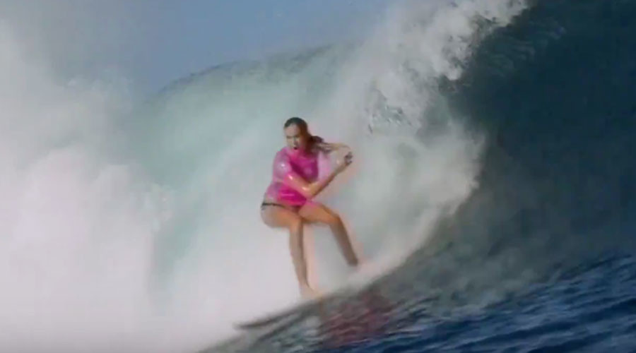 One-armed surfer stuns world's best at Fiji event (VIDEO)