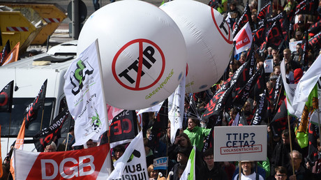 Protesters demonstrate against Transatlantic Trade and Investment Partnership (TTIP) free trade agreement ahead of U.S. President Barack Obama's visit in Hanover, Germany April 23, 2016. © Nigel Treblin