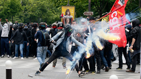 Protestors clash with riot police during a demonstration against French labour law reforms in Paris, France, May 17, 2016. © Gonzalo Fuentes