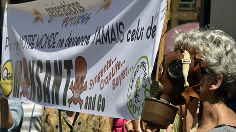 People take part in a march to protest against US biotechnology group Monsanto in Toulouse, on May 21, 2016 © Pascal Pavani