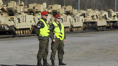 Polish soldiers look on as U.S. Army soldiers unload M1 Abrams tanks which will participate in exercises at the training ground in Drawsko Pomorskie, Jankowo Pomorskie, northwestern Poland © Agencja Gazeta