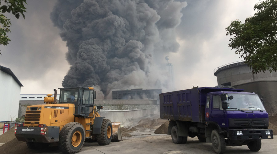 Huge blaze billowing smoke rips through Chinese chemical plant (VIDEO)