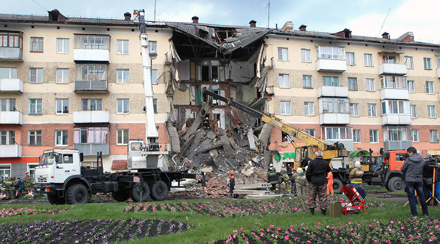 Moment of fatal Siberian apartment block collapse caught on dashcam (VIDEO)