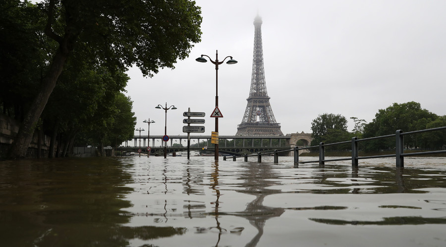 French deluge: Louvre closes down, thousands flee homes amid state of emergency