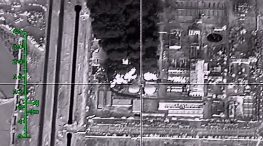 Russian fighter jets destroy ISIS oil facilities close to Turkish border (VIDEO)