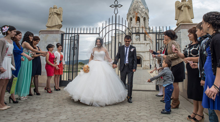 Govt wants to make Russians inform authorities about marriages abroad – report