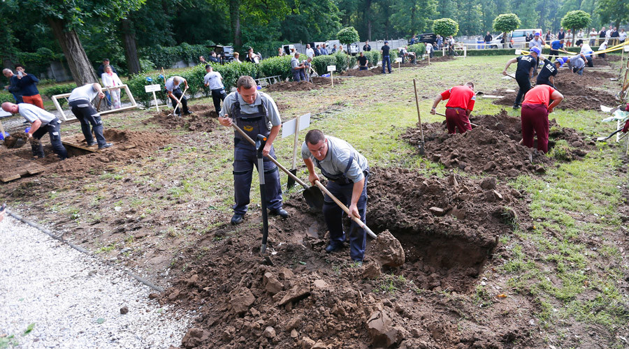 Race to the bottom: Hungarian undertakers move heaven and earth in grave-digging contest (VIDEO)
