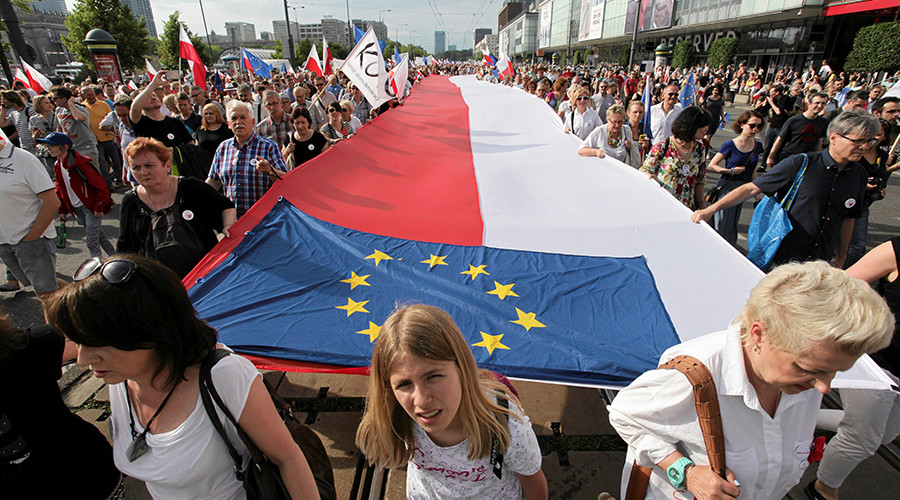 1,000s join anti-government march led by former presidents in Poland