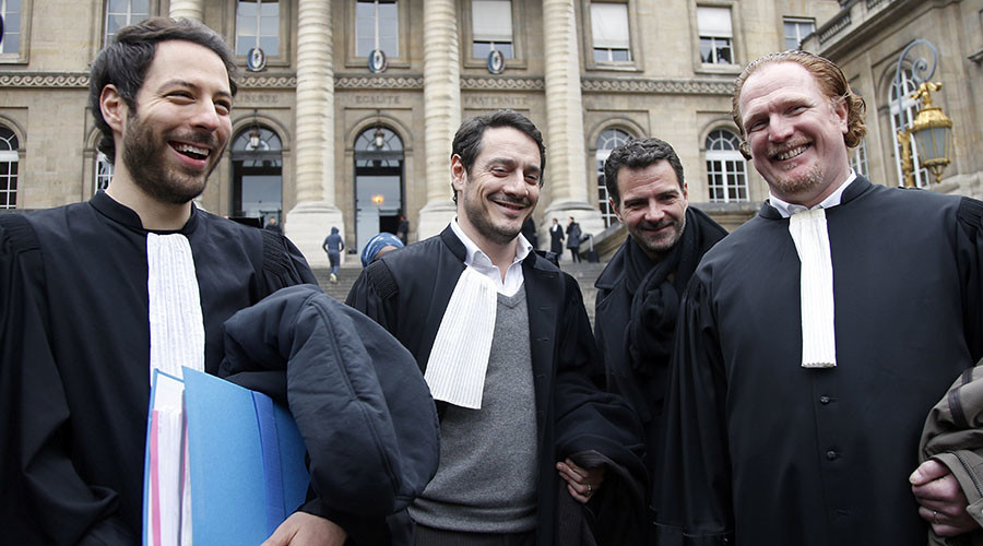 Former trader Jerome Kerviel (2ndR), his lawyers David Koubbi (C) and Benoit Pruvost (R) leave the courthouse in Paris, France. © Charles Platiau