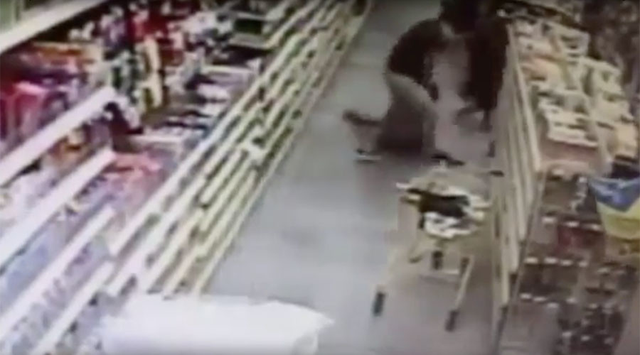 Shocking child kidnap attempt foiled by mother in grocery store (VIDEO)