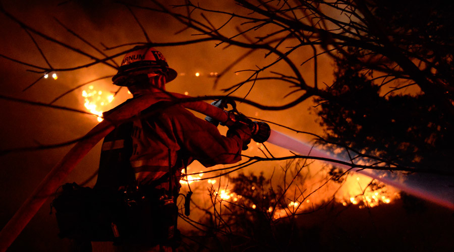 600-acre Tenderfoot wildfire causes home evacuations closeby in Yarnell, Arizona