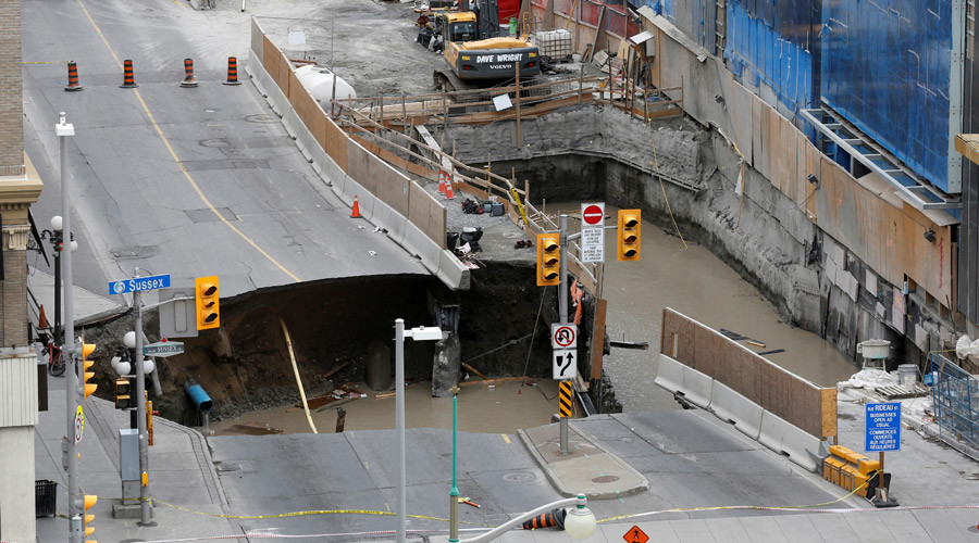 Giant sinkhole opens up near Canada’s parliament in central Ottawa (VIDEO)