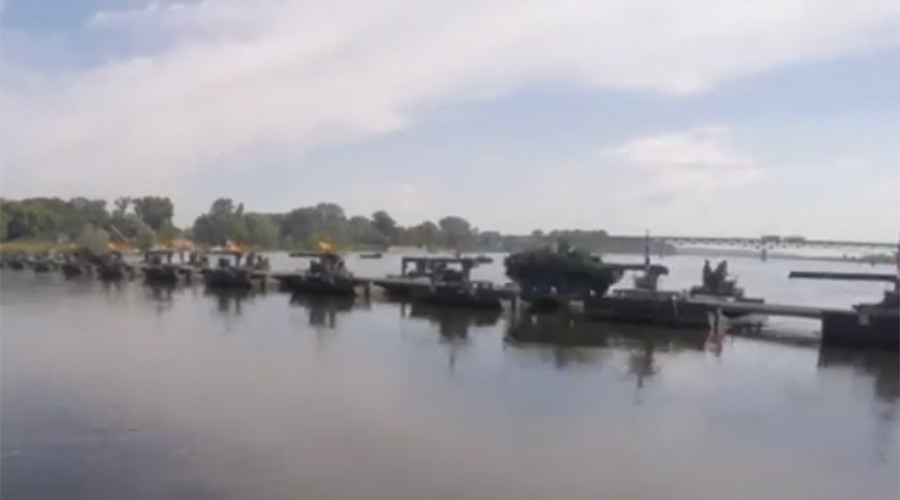 Anaconda bridge: NATO troops build floating rig over Polish river in war games (VIDEO)