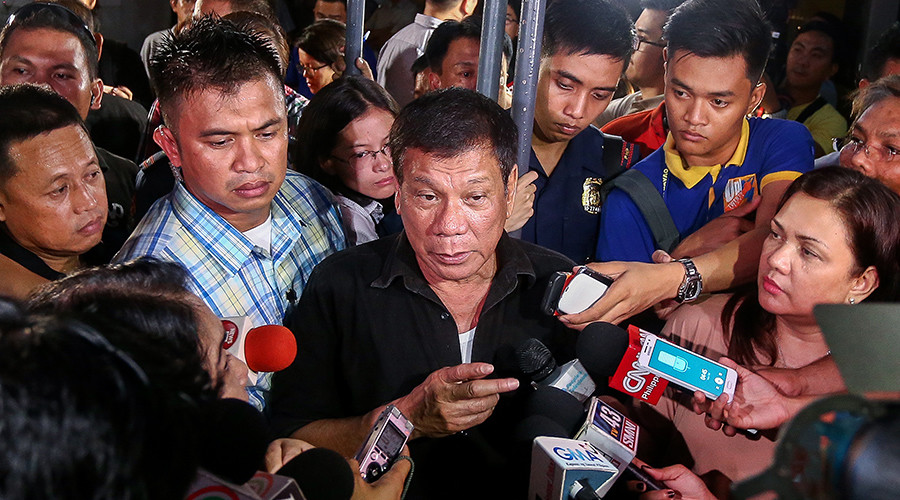 Philippines' president-elect Rodrigo Duterte (C) speaks to journalists in Davao City © Manman Dejeto 