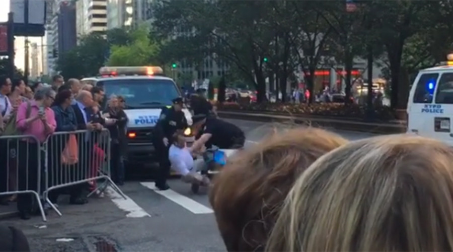 NYPD tackle stunned city cyclist for approaching Obama motorcade (VIDEO)