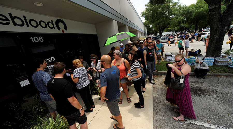 Hundreds of community members line up outside a clinic to donate blood after an early morning shooting attack at a gay nightclub in Orlando, Florida, U.S June 12, 2016. © Steve Nesius