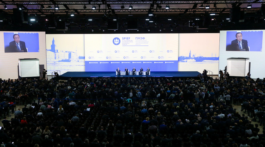 Participants attend a session of the St. Petersburg International Economic Forum 2016 (SPIEF 2016) in St. Petersburg, Russia June 16, 2016. © Artyom Korotayev /TASS