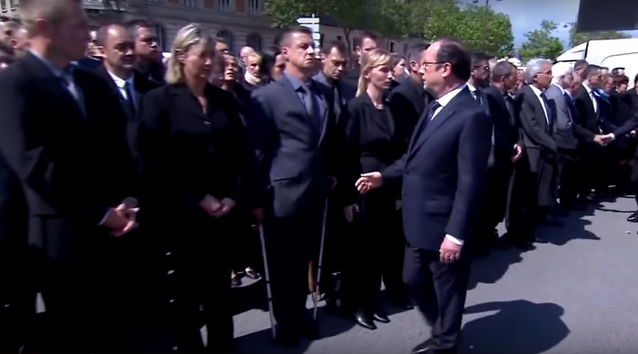 French officer shuns Hollande & PM Valls during ceremony for slain police couple (VIDEO)