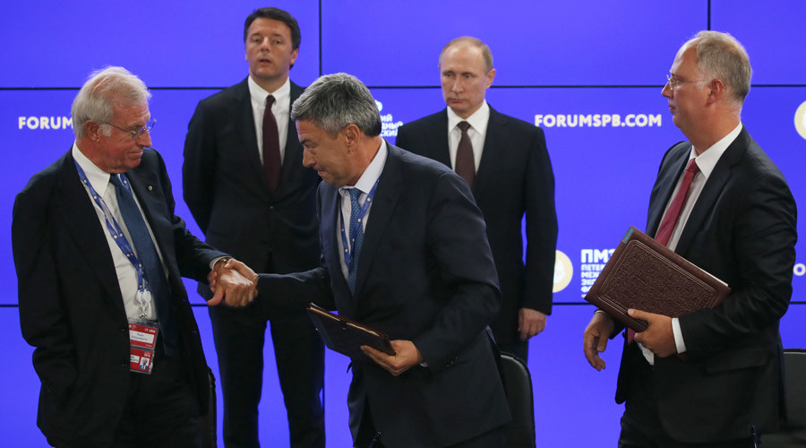 Italy's Prime Minister Matteo Renzi and Russia's President Vladimir Putin (L-R background) look on as Pizzarotti President Paolo Pizzarotti, Gazprombank Management Board Chairman Andrei Akimov, and Russian Direct Investment Fund CEO Kirill Dmitriyev © Sergei Savostyanov / TASS