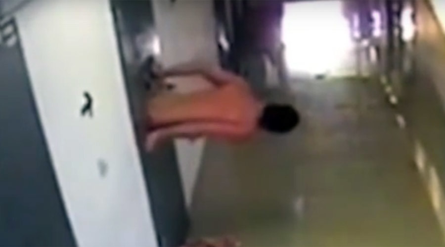 Slim chance: Naked detainee escapes jail via tiny window for food delivery (VIDEO)