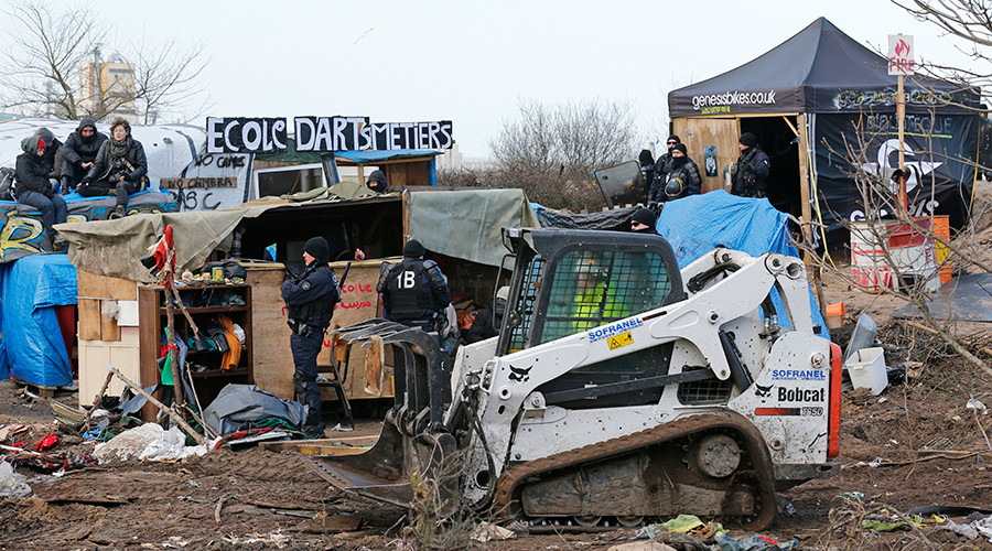 Calais ‘Jungle’ migrants block motorway in violent confrontation with French police