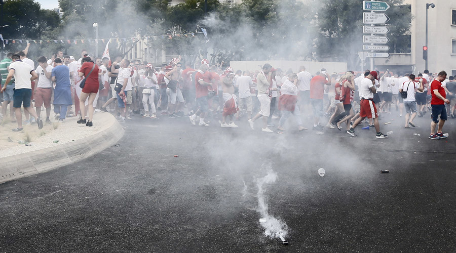 French police deploy tear gas & water cannon on feuding Polish football fans (PHOTOS, VIDEOS)