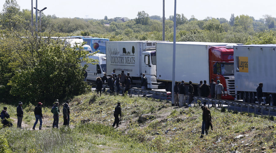 Brits kicked out of France for ‘stoking tensions’ between police & Calais migrants