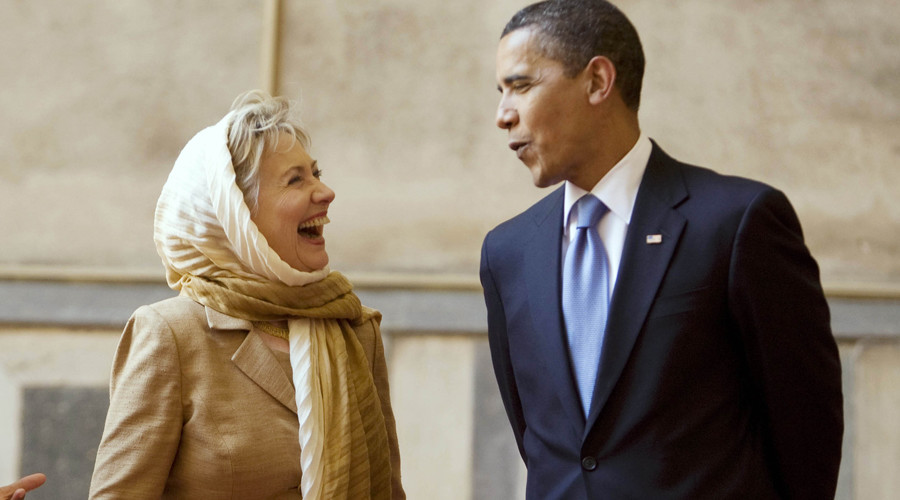 US President Barack Obama and his Secretary of State at the time, Hillary Clinton, laugh it up while in Cairo, Egypt. © Larry Downing