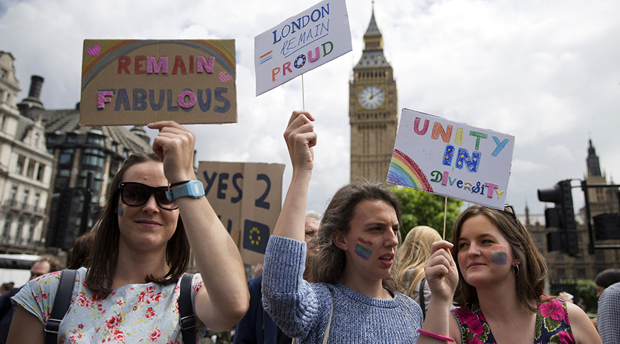 المتظاهرون لافتات تحمل duringa احتجاجا على نتائج المؤيدة للBrexit الاستفتاء في المملكة المتحدة 23 يونيو في الاتحاد الأوروبي (EU)، في وسط لندن يوم 25 يونيو 2016 © جاستن تاليس