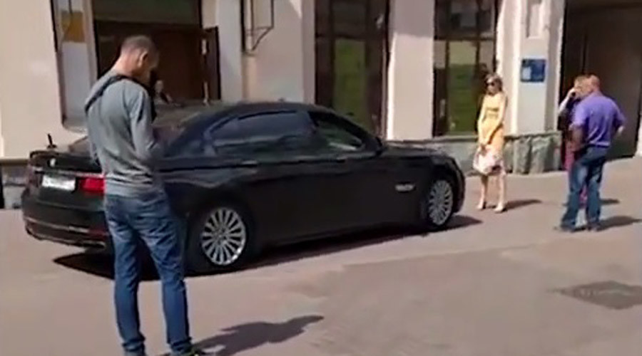 Fmr Moscow official attacks woman blocking his car on PEDESTRIAN street (VIDEO)