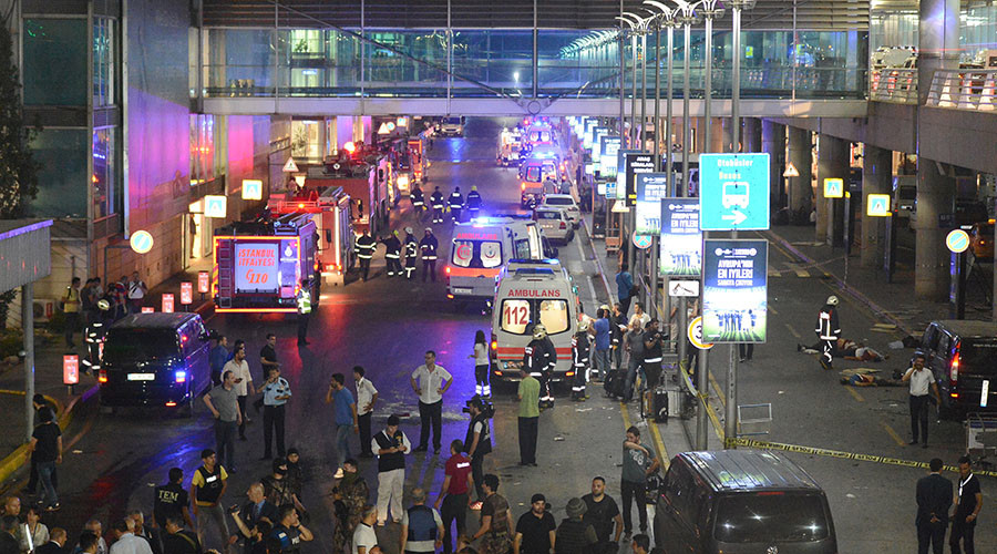 People walk outside Turkey's largest airport, Istanbul Ataturk, Turkey, following a blast June 28, 2016. © Ismail Coskun / IHLAS News Agency