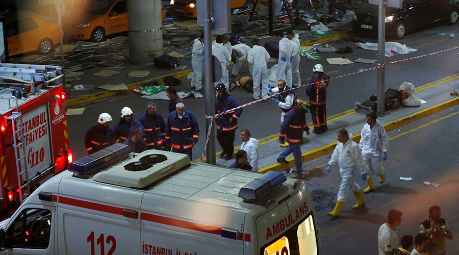Forensic experts work outside Turkey's largest airport, Istanbul Ataturk, Turkey, following a blast, June 28, 2016. © Murad Sezer