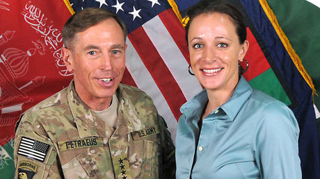 David Petraeus and Paula Broadwell in Afghanistan © 