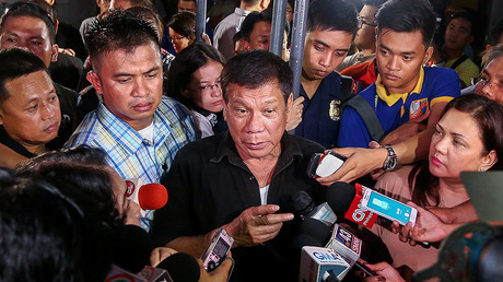 Philippines' president-elect Rodrigo Duterte (C) speaks to journalists in Davao City © Manman Dejeto 