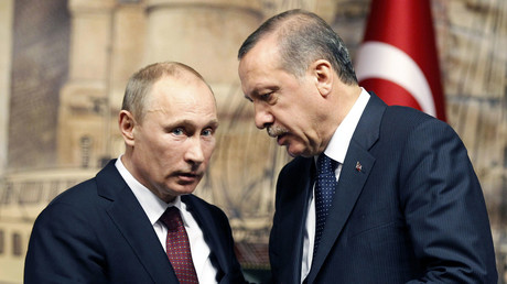 Russia's President Vladimir Putin (L) talks with Turkey's Prime Minister Tayyip Erdogan. © Osman Orsal 