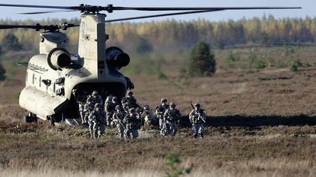 FILE PHOTO: Members of the U.S. Army's 173rd Airborne Brigade Combat Team leave a Chinook helicopter during the Silver Arrow NATO military exercise in Adazi, Riga, Latvia © Ints Kalnins
