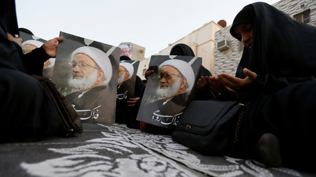 Supporters hold posters with photo of Bahrain's leading Shi'ite cleric Isa Qassim during a sit-in outside his home in the village of Diraz west of Manama, Bahrain June 21, 2016. © Hamad I Mohammed