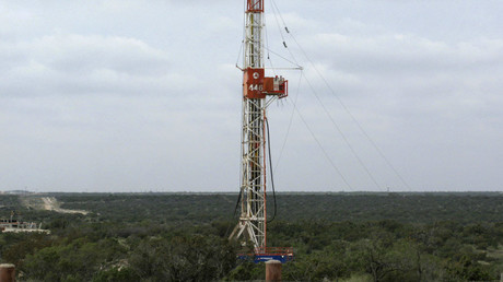 A rig contracted by Apache Corp drills a horizontal well in a search for oil and natural gas in the Wolfcamp shale located in the Permian Basin in West Texas © Terry Wade