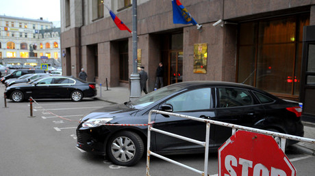 Parking near the Transport Ministry at Rozhdestvenka Street in Moscow. © Sergey Kuznecov/