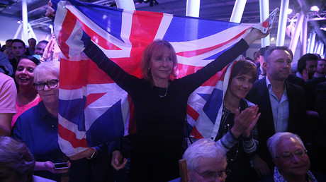 A Brexit supporter holds a Union Flag at a Vote Leave rally in London, Britain © Neil Hall