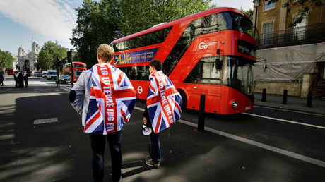 Vote leave supporters stand outside Downing Street in London, Britain June 24, 2016 after Britain voted to leave the European Union. © Kevin Coombs