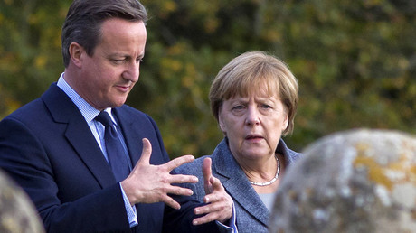 Britain's Prime Minister David Cameron (L) walks around the rose garden with German Chancellor Angela Merkel © Justin Tallis