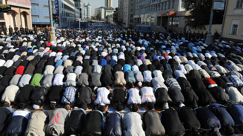 Closed streets, sea of people: 200,000+ Muslims celebrate 