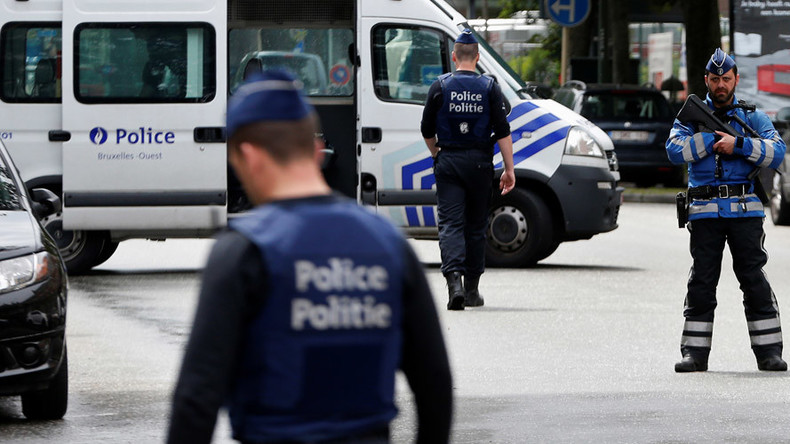 Police surround suspected terrorist in 'bomb alert' in Brussels - RT