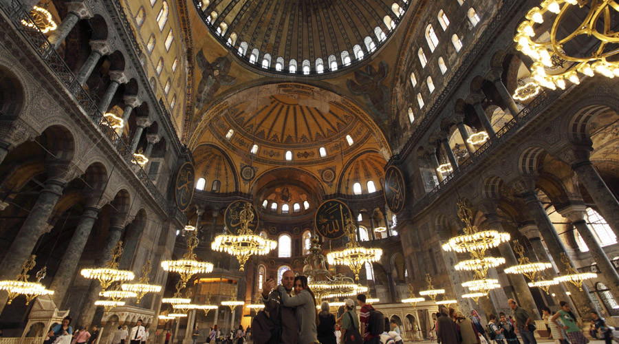 A Macedonian couple (C) takes souvenir pictures as they visit the Byzantine monument of Hagia Sophia or Ayasofya, now a museum, in Istanbul © Murad Sezer