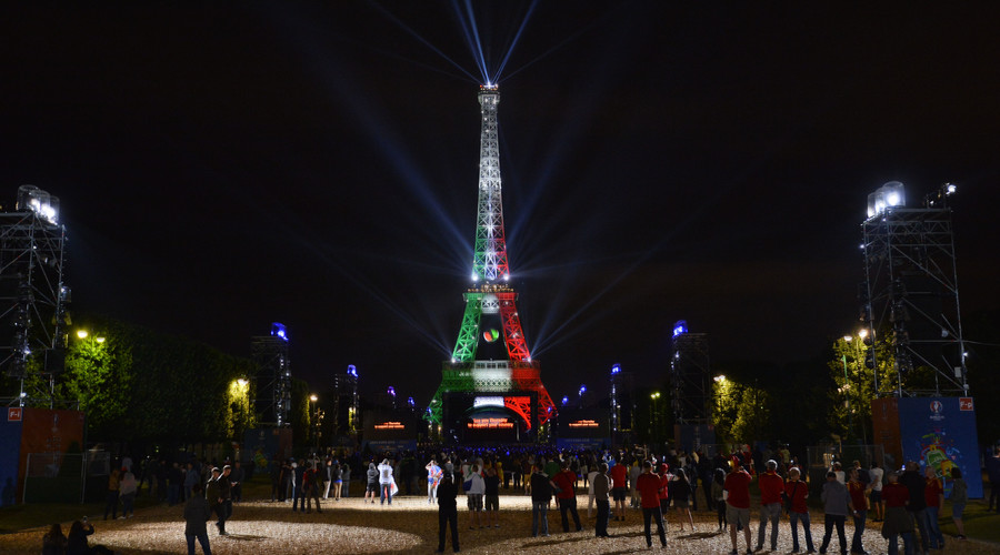 Stampede, panic in Paris fanzone after firecracker let off (VIDEO)